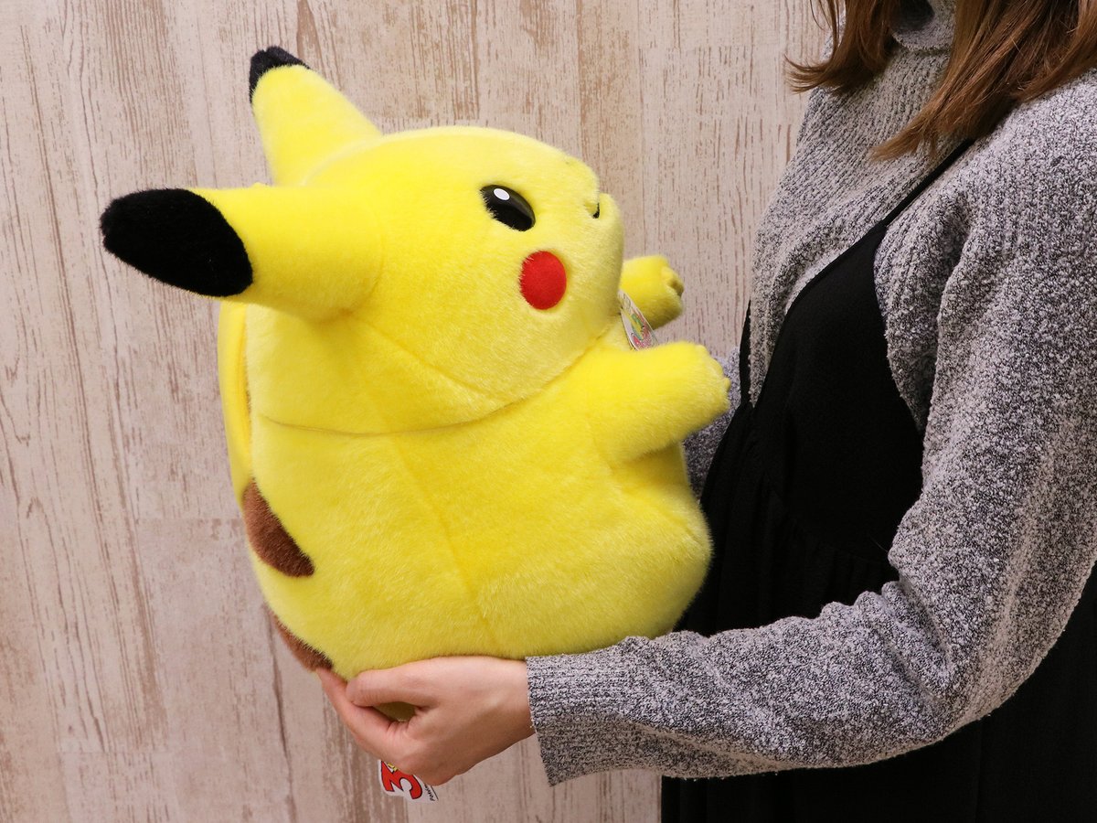 復刻ピカチュウぬいぐるみの側面