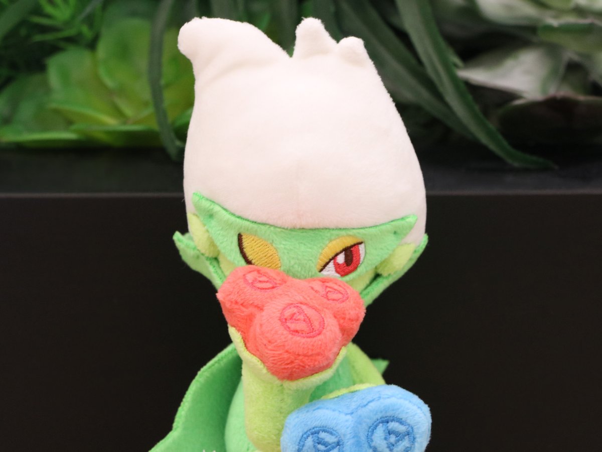 ロズレイドの香り付きマスコット、優雅に花びらをまとった姿