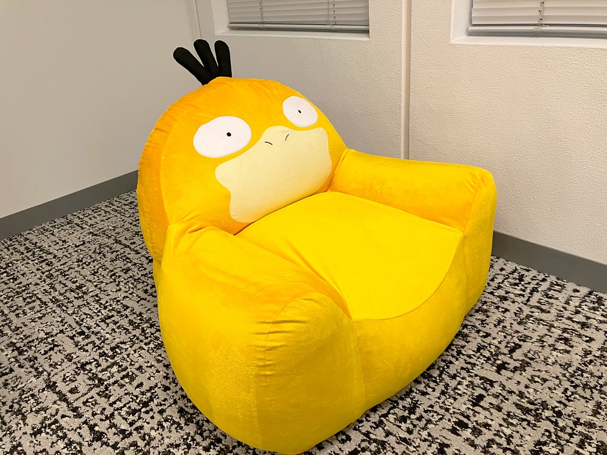 頭痛で悩むコダックがソファで休むイラスト